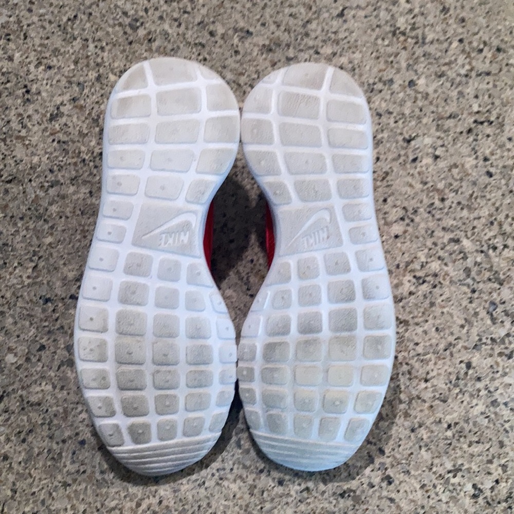 Size 5Y Nike Roshe One GS 'Gym Red' - Picture 12 of 13